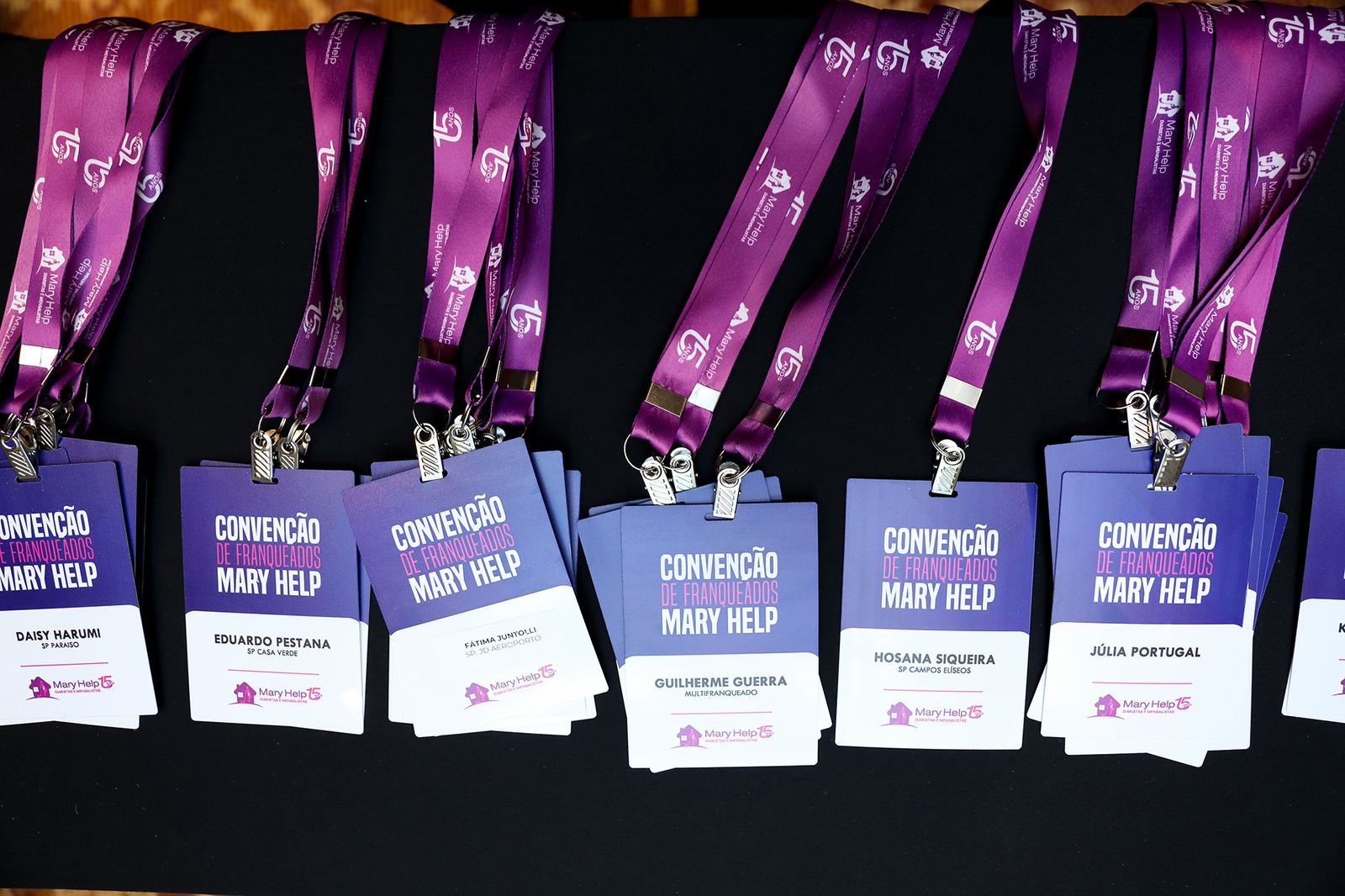 Credenciais personalizadas dos franqueados na Convenção Mary Help