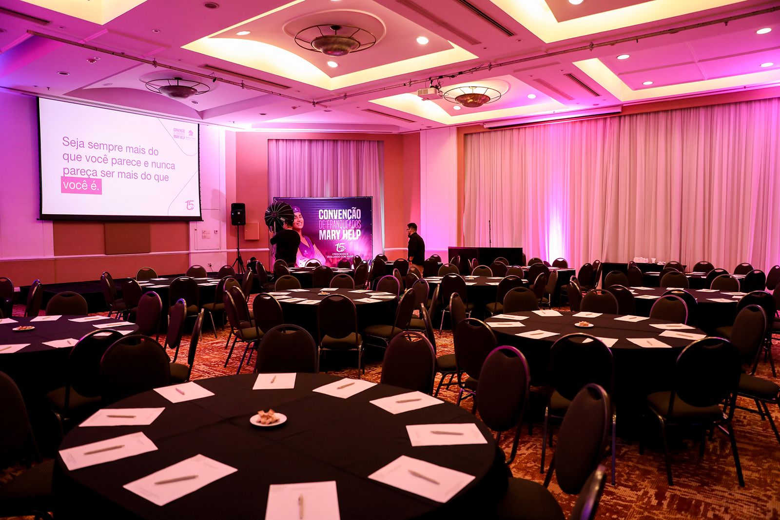Salão de eventos preparado para a Convenção de Franqueados Mary Help